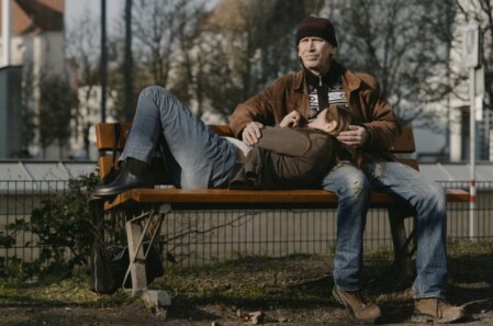 Henriette und Guido auf der Parkbank